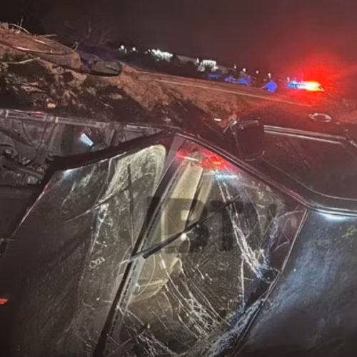 Homem fica preso às ferragens após capotamento no interior de SP na noite de ontem, quinta-feira (08/01)