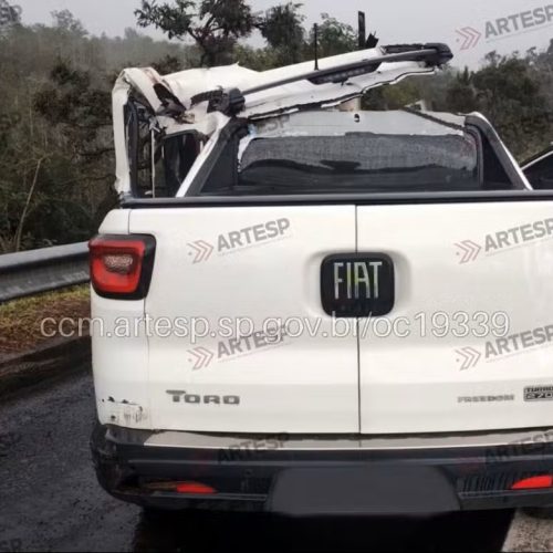 Caminhão atinge caminhonete e motorista morre em grave acidente em Itirapina (SP)