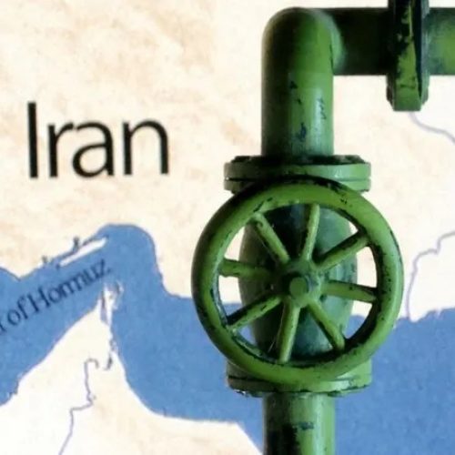 Petróleo dispara com tensão no estreito de Ormuz e primeiros mortos franceses