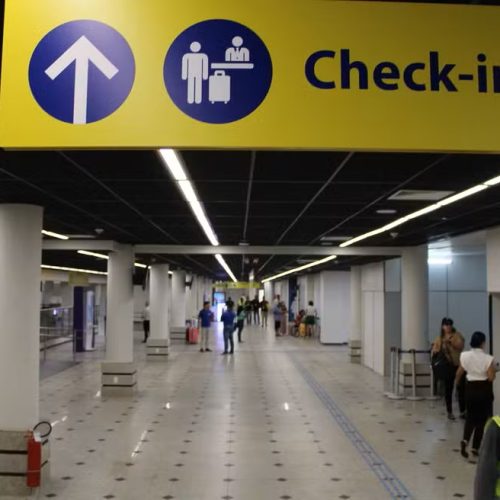 Brincadeira que saiu cara: passageira é presa em Brasília após dizer que levava uma bomba no avião