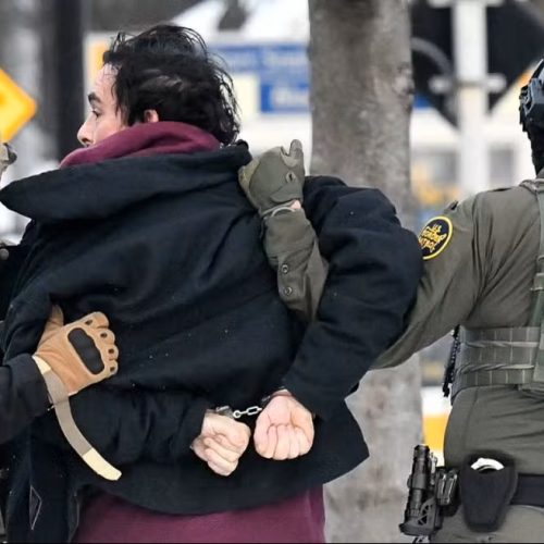 Governo Trump orienta agentes do ICE a entrar sem mandado em casas de imigrantes