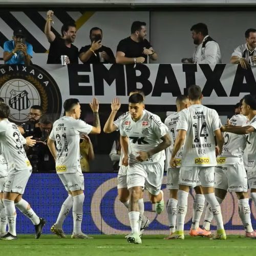 SP - SANTOS - 15/10/2025 - BRASILEIRO A 2025, SANTOS X CORINTHIANS - Ze Rafael jogador do Santos comemora seu gol com jogadores do seu time durante partida contra o Corinthians no estadio Vila Belmiro pelo campeonato Brasileiro A 2025.  Foto: Jota Erre/AGIF