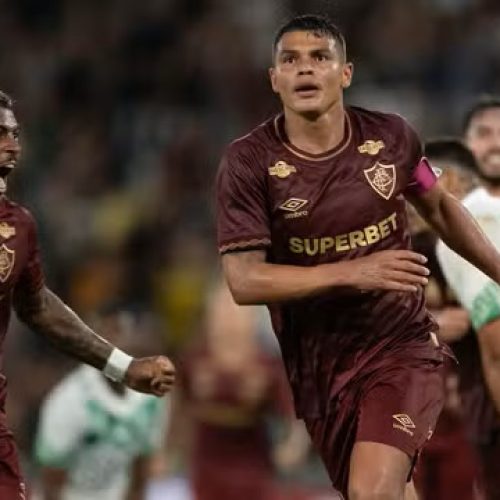 RJ - RIO DE JANEIRO - 16/10/2025 - BRASILEIRO A 2025, FLUMINENSE X JUVENTUDE - Thiago Silva jogador do Fluminense comemora seu gol com John Kennedy jogador da sua equipe durante partida contra o Juventude no estadio Maracana pelo campeonato Brasileiro A 2025. Foto: Jorge Rodrigues/AGIF