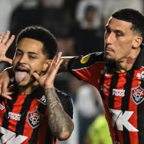SP - SANTOS - 20/10/2025 - BRASILEIRO A 2025, SANTOS X VITORIA - Matheusinho jogador do Vitoria comemora seu gol durante partida contra o Santos no estadio Vila Belmiro pelo campeonato Brasileiro A 2025.  Foto: Jota Erre/AGIF