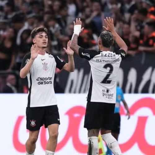 SP - SAO PAULO - 18/01/2026 - PAULISTA 2026, CORINTHIANS X SAO PAULO - Breno Bidon jogador do Corinthians comemora seu gol com  jogador da sua equipe durante partida contra o Sao Paulo no estadio Arena Corinthians pelo campeonato Paulista 2026. Foto: Ettore Chiereguini/AGIF