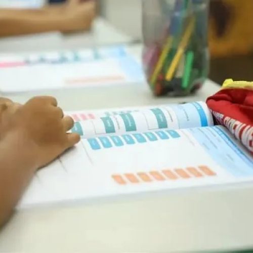 Ceará dispara na liderança e Brasil supera meta de alfabetização em 2025