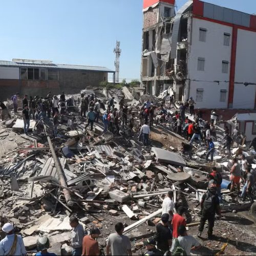 Terremoto de magnitude 7,4 deixa dezenas de mortos e provoca destruição na Colômbia