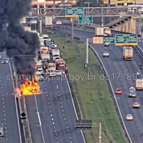 Caminhão pega fogo e interdita Rodovia Anhanguera no interior de São Paulo