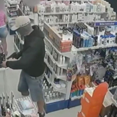 Dupla armada invade farmácia e assalta clientes e funcionários em Mogi Guaçu