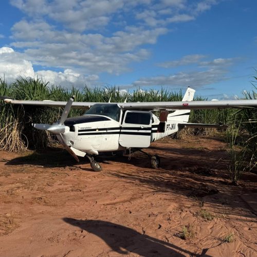 Avião com identificação falsa é abandonado em canavial no interior de SP