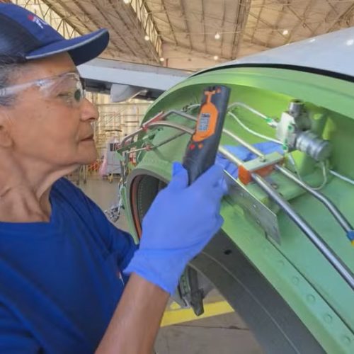 Mulher de 73 anos realiza sonho de infância e trabalha na manutenção de aviões no interior de SP