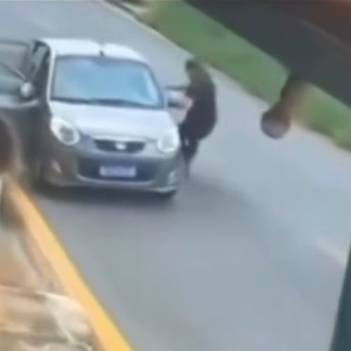 Barbeiro evita tragédia e salva duas crianças de carro desgovernado