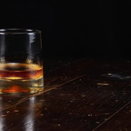 “Fonte do Veneno”: Polícia desmonta rede de bebidas adulteradas com metanol em SP