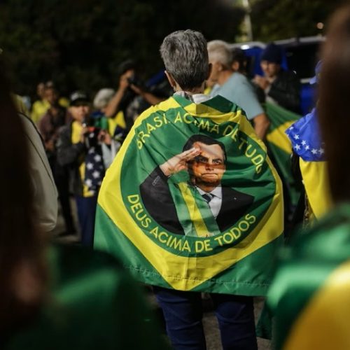 Apoiadores de Bolsonaro fazem carreata e protesto em frente à sua casa após decretação de prisão domiciliar
