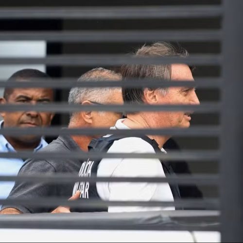 Bolsonaro recebe alta e passa a cumprir prisão domiciliar em Brasília