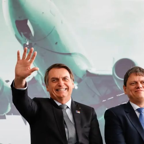 Moraes autoriza visita de Tarcísio a Bolsonaro, mas adia encontro para fim de setembro