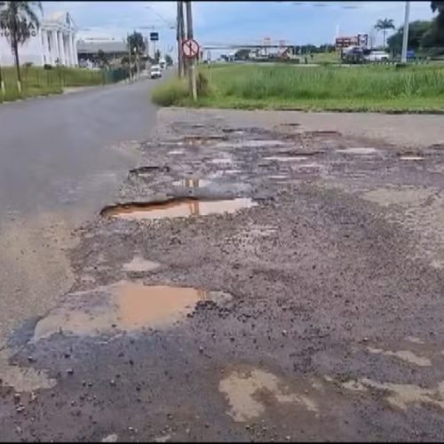 Disputa entre Prefeitura e concessionária deixa motoristas expostos a riscos há mais de nove meses