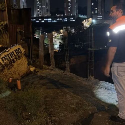 Calçada cede durante chuva e família é resgatada de casa no interior de SP