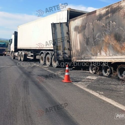 Caminhão em chamas interdita totalmente no km 228 da rodovia Anhanguera em Porto Ferreira