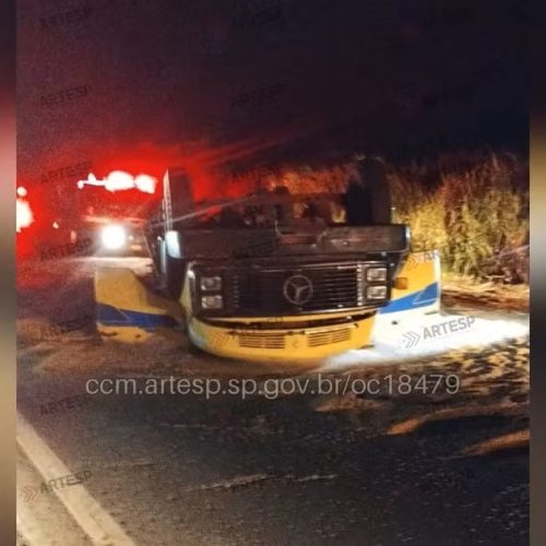 Motorista morre após desviar de pedestre e capotar caminhão no km 318 da SP-255