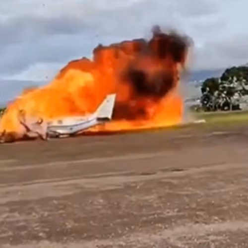 Avião de pequeno porte cai e explode após decolagem