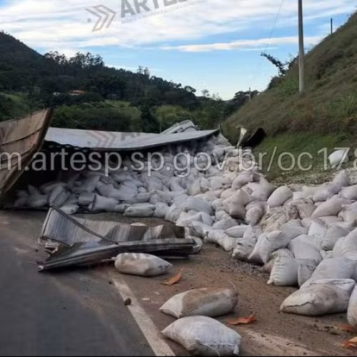 Carreta tomba no km 243 da SP-342 na manhã desta quinta-feira; e deixa motorista gravemente ferido