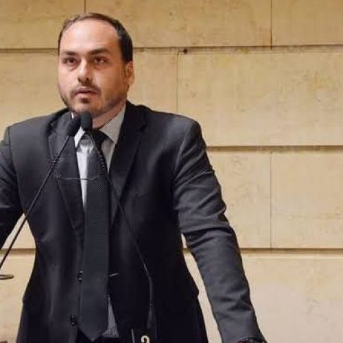 Carlos Bolsonaro, filho de Jair Bolsonaro, critica pressão por espólio político do ex-presidente