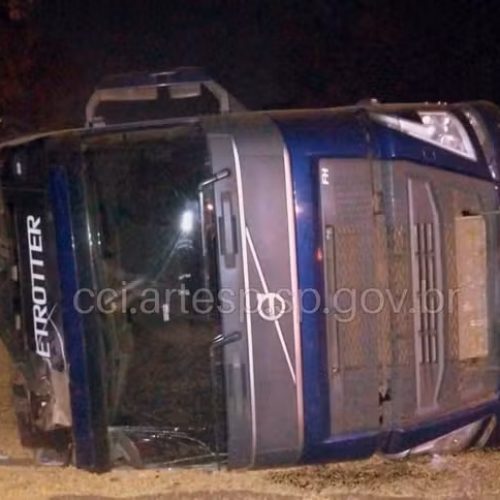 Carreta carregada com milho tomba e interdita SP-215 em Porto Ferreira