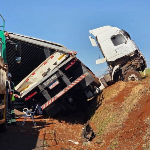 Carreta sai da pista e causa congestionamento na rodovia Cândido Portinari (SP-334)