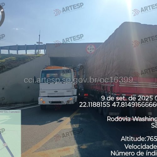 Carreta colide em viaduto na SP-310