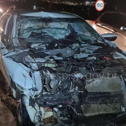 Motociclista sofre ferimentos graves em acidente com três veículos