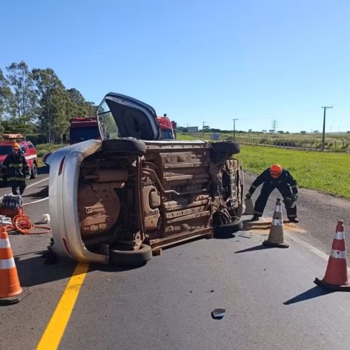 Carro capota e atinge carreta na BR-153; três mulheres ficam feridas