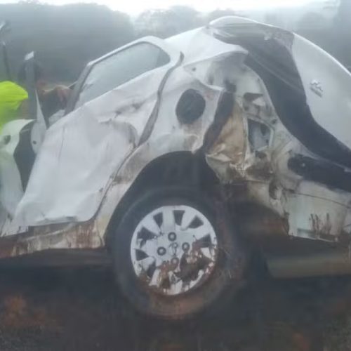 Motorista é arremessado após capotamento e cai em poça durante chuva na SP-461 no interior