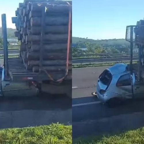 Carro fica preso sob caminhão com madeira após colisão na SP-258