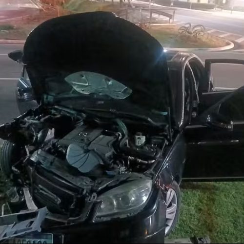 Motorista bêbado perde controle, bate em árvore e mata passageira no interior de SP