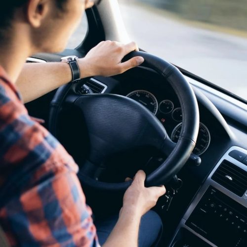 Novo modelo de CNH permite aulas práticas com instrutor autônomo