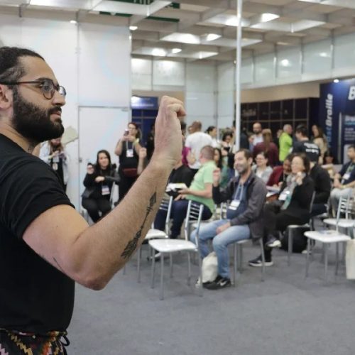 Curso básico de Libras abre inscrições gratuitas com aulas ministradas por professores surdos