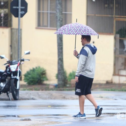 Frente fria avança e provoca chuva e queda nas temperaturas