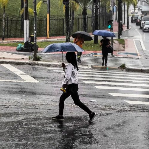 Alerta de tempestades atinge grande parte do Brasil até terça-feira (07/04)