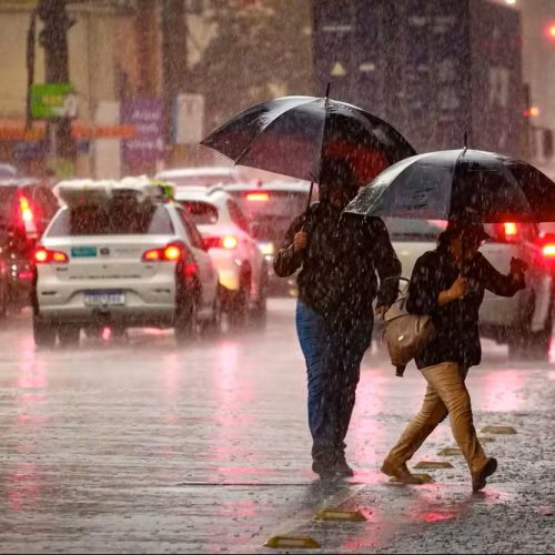 Ciclone e frente fria colocam o Brasil em alerta para temporais