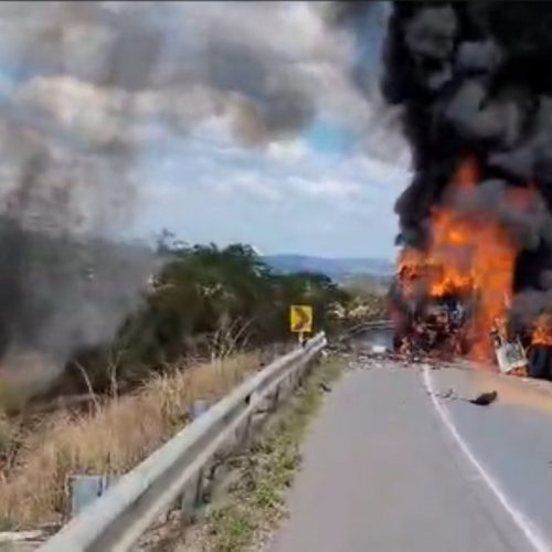 Motorista morre carbonizado após colisão entre carretas e caminhonete na BR-354