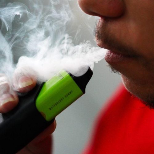 Uso de cigarro eletrônico cresce entre estudantes e preocupa especialistas