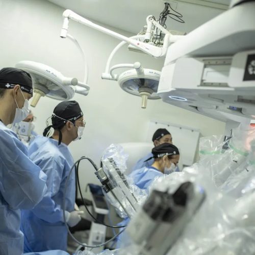 Médico brasileiro entra para o Guinness ao realizar cirurgia a 12 mil km de distância