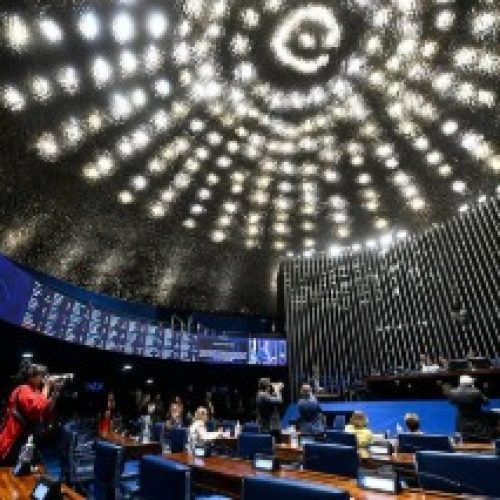 Flávio Bolsonaro declara apoio ao fim da escala 6×1 antes de votação no Senado