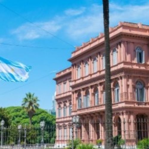 Presidenta da Argentina Javier Milei barra entrada da imprensa à sede do governo e amplia tensão com jornalistas