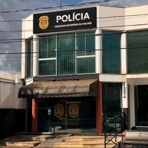 Homem é preso após tentar matar companheira e criança a facadas em SP