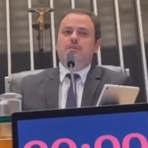 Glauber Braga foi retirado à força da Câmara após ocupar Mesa Diretora no dia de ontem (10/12)