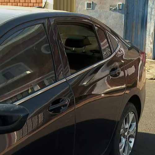 Motorista quebra vidro de carro com barra de ferro após discussão no trânsito e assusta família em Ribeirão Preto