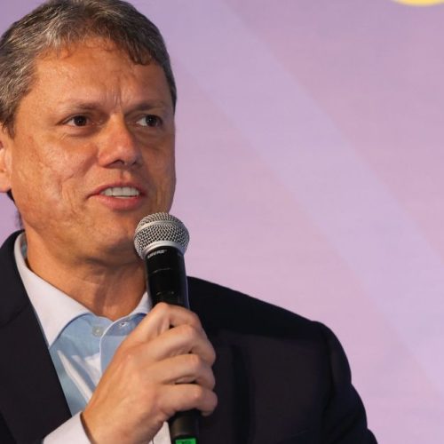 Governador Tarcísio de Freitas reafirma lealdade e oferece apoio a Flávio Bolsonaro em eventual candidatura