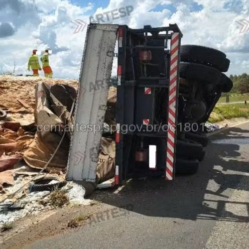 Caminhão tomba na Castello Branco e motorista é socorrido em estado grave